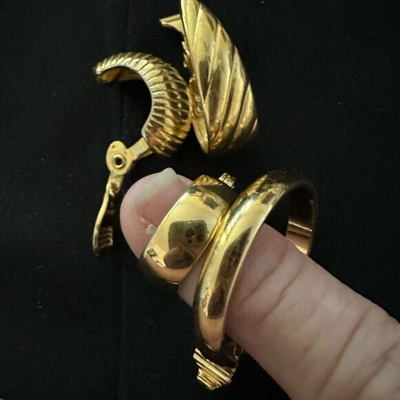 Vintage Bundle of SINGLE Earrings Signed Monet/Trifari (14) - Picture 5 of 7